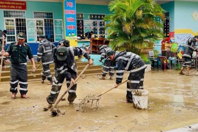 Đêm 19 và ngày 20/11 nước lũ tràn về 5/5 điểm trường MN Hoa An, điểm thấp nhất 1m2 cao nhất hơn 2 mét, thiệt hại 90% về thiết bị dạy học cho cô và trẻ, nhiều đồ chơi bị cuốn trôi…Cơn lũ chưa từng có từ trước đến nay. Tuy nhiên nước vừa rút thì  các Cô đã về Trường dọn dẹp, và cảm thấy bất lực, vì bùn đóng quá dày, ngổng ngang, vừa ko có điện, có nước. Lúc khó khăn nhất của nhà trường thì được Công An phường Tuy Hoà  xuất hiện hỗ trợ, một lực lượng thanh niên hùng trán,mang theo các dụng cụ thiết bị dọn vệ sinh, xe bồn chứa nước, hỗ trợ toàn bộ điện, nước công xuất lớn để vệ sinh, mang theo lương thực thực phẩm cho các cô giáo, được Đồng chí Trưởng công An Phường về thăm hỏi chia sẻ, và hỗ trợ 250 chăn, gối, mùng màn cho các cháu ăn ở bán trú. Thật ấm lòng. Đúng là Công An nhân dân. Tuyệt vời! Thay mặt tập the nhà trường và 347 trẻ của trường MN Hoà An cám ơn các chú rất nhiều, cám ơn sự quan tâm của các cấp lãnh đạo. Tập nhà trường sẽ cố gắng và cố gắng nhiều hơn để hoàn thành xs nhiệm vụ được giao. Xin cám ơn!